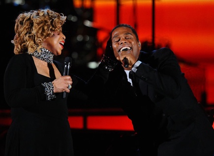 Maxwell performed "Pretty Wings" and then "Where is the Love" with Roberta Flack