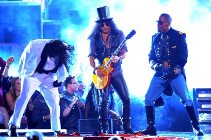 Jamie Foxx, T-Pain and Slash perform "Blame It on the Alcohol"